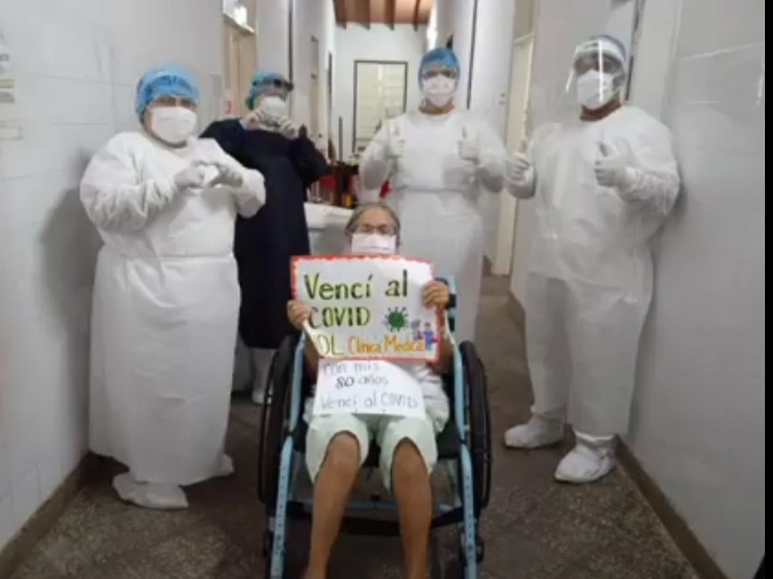 Paciente con hipertensión se restablece del COVID-19 y vuelve a casa