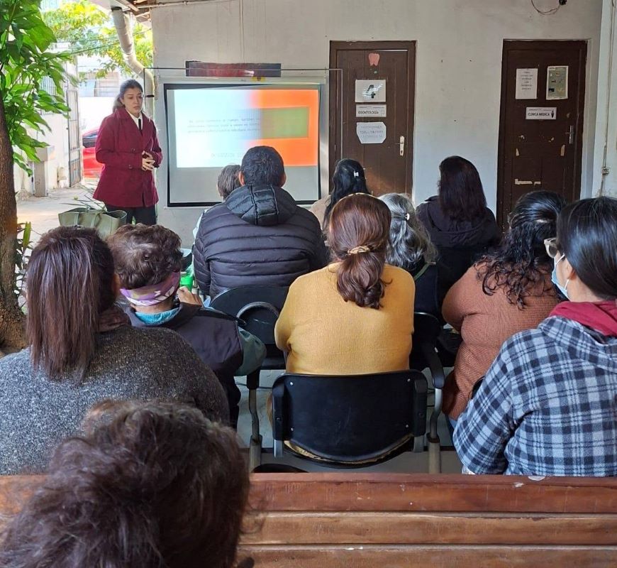 En Capital: conversatorio promueve el cuidado de la salud mental en personas mayores