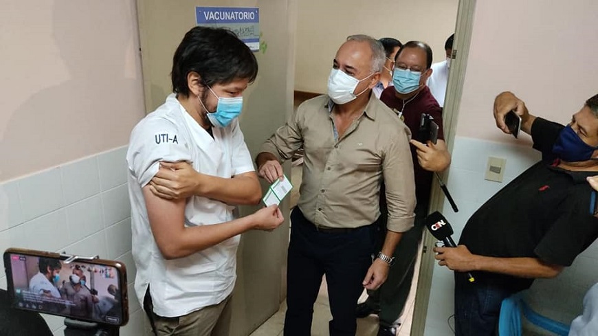 Inmunizan a personal de primera línea en Guairá y Caaguazú